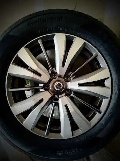 Selling a complete set of OEM Nissan Pathfinder 18-inch alloy rims with Continental all-season tires...
