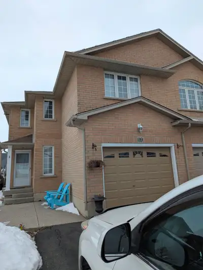 Jonathon Court, Hamilton (Rushdale/Butler) - 3 Beds; 2 full baths; 2 half baths; complete basement -...