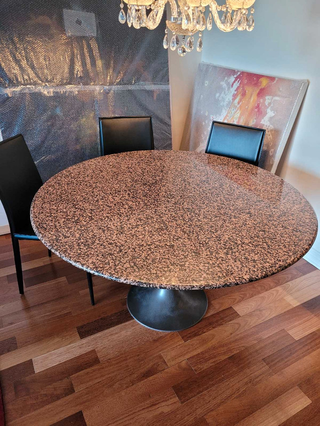 Table en granit ronde  dans Mobilier de salle à manger et cuisine  à Ville de Montréal - Image 2