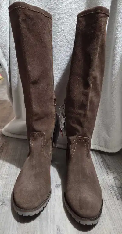 Knee High Women's Brown Leather Boots Size 9, View more