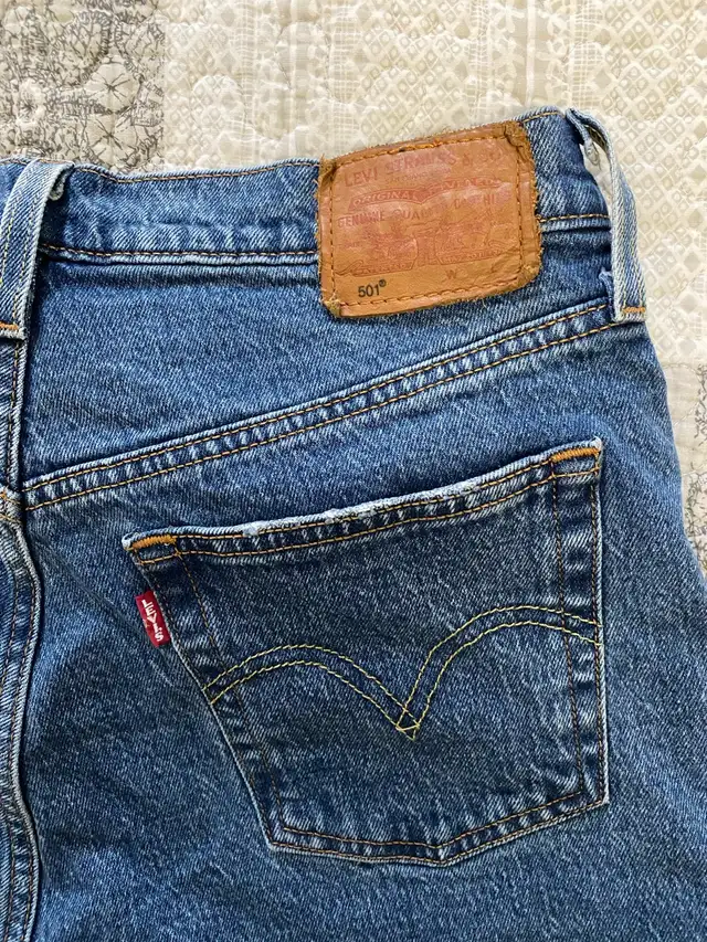 Levi Woman Shorts in Women's - Bottoms in City of Toronto - Image 6