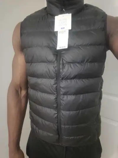  NEW UNIQLO Black Sleeveless Jacket – Size L !, View more