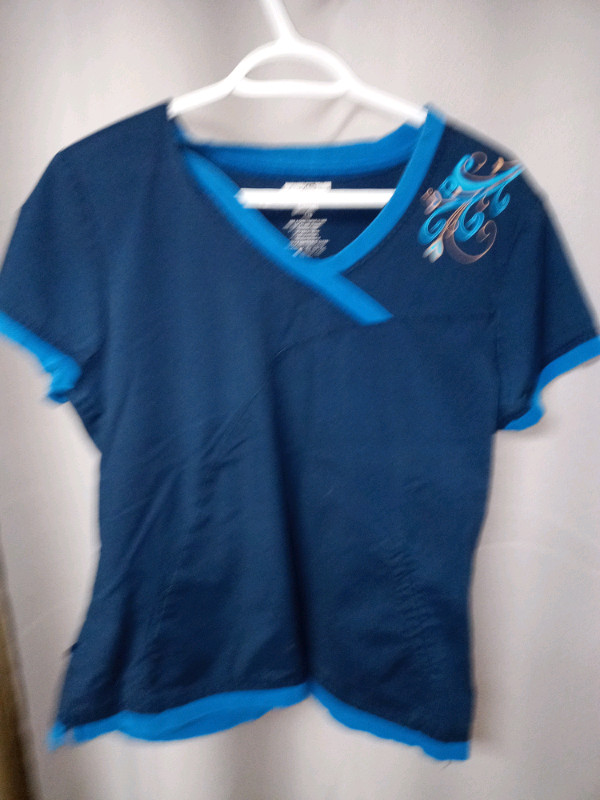 Haut uniforme infirmière grandeur médium  dans Femmes - Autre  à Laurentides