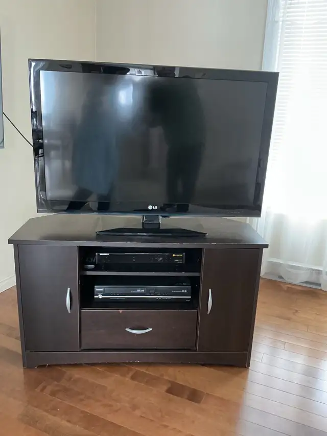 Téléviseur LG 43 pouces d’environ 10 ans meuble inclus  in TVs in Victoriaville - Image 2