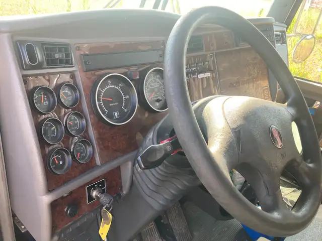 2007 t300 Kenworth in Heavy Trucks in Brantford - Image 9