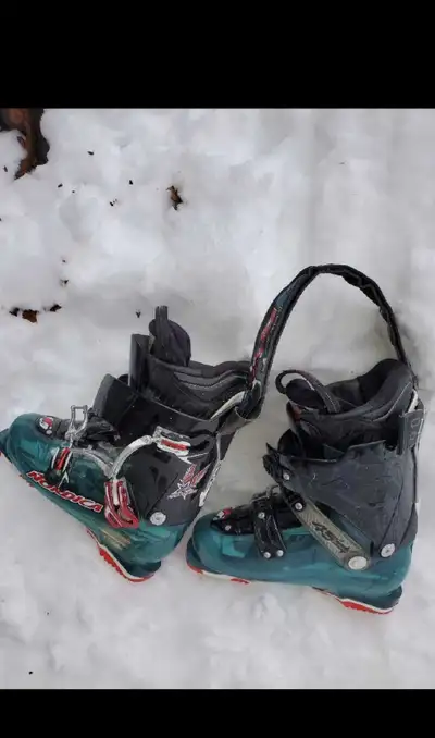 WHITE HEAD SKI BOOTS SIZE 24-24.5 WOMENS 6-7