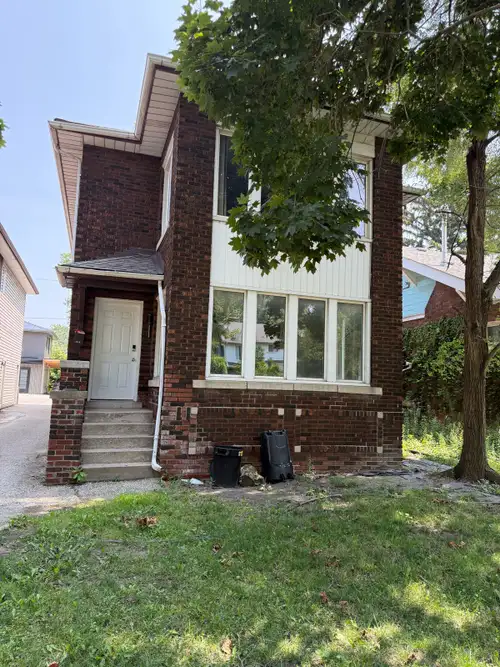 Cozy 5 Bedroom student housing available just one block from the University of Windsor on Askin Aven...