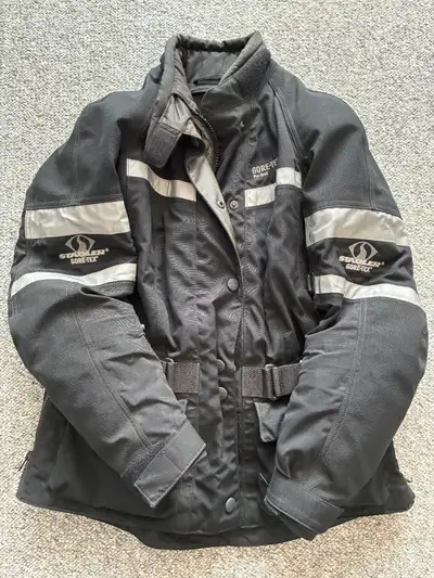 On offer is a top of the line German made Women’s Stadler brand Gore-Tex Pro shell riding jacket in...
