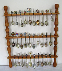 48 CUILLERES avec SUPPORT.//42 COLLECTIBLE SPOONS with RACK