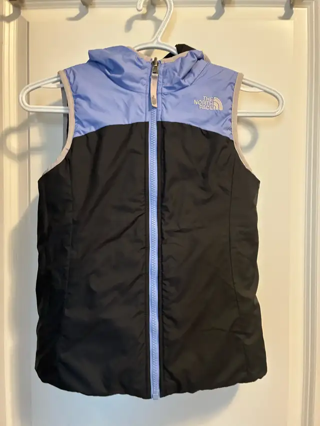Cranston: Girl North Face reversible vest Sz S 7/8 in Kids & Youth in Calgary - Image 5