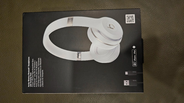 Beats Solo 3 Wireless On-Ear Bluetooth Headphones - Satin Silver in Headphones in City of Toronto - Image 2