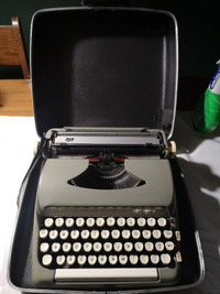 Typewriter, vintage SCM Sterling
