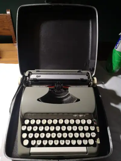 Typewriter, vintage SCM Sterling in excellent condition