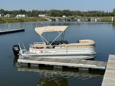 2016 Sun Tracker party barge 22 ft deluxe One owner mint condition pontoon. Always stored in an encl...