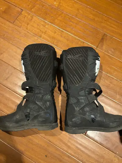 They are practically new they have only been used a couple times barely even broken in they are size...