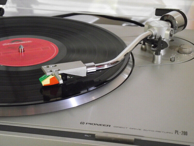 Turntable Pioneer PL-200 Audio Technica AT-101EP Cartridge in Stereo Systems & Home Theatre in Markham / York Region