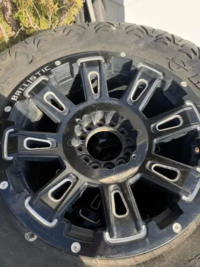 Tires says it’s 33 by 12 Came off a 2013 ford f-150