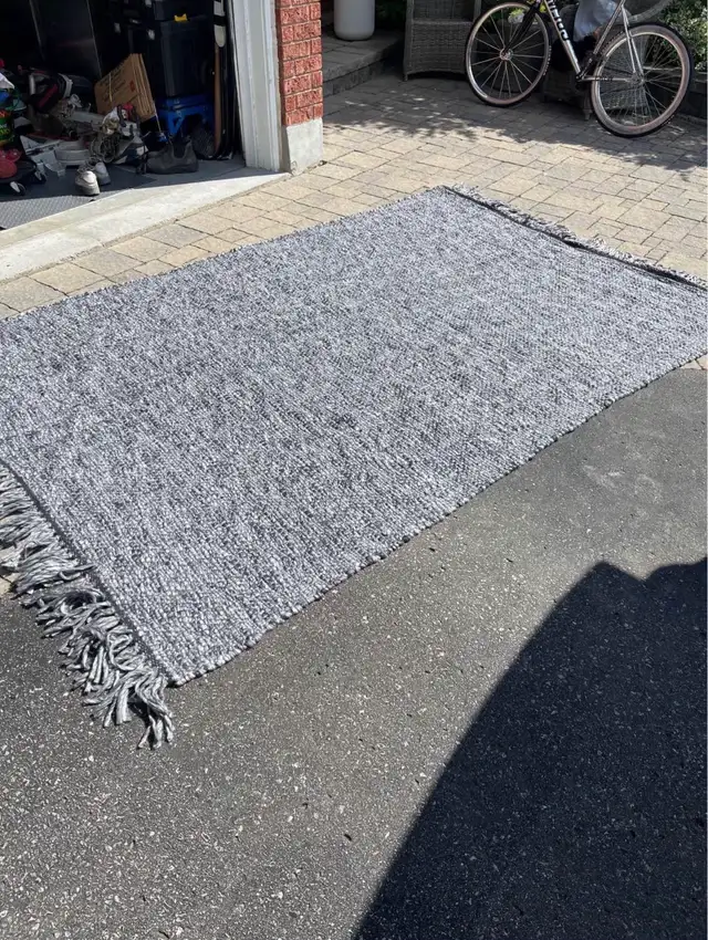 Structube 6 x 9 Area Rug in Rugs, Carpets & Runners in Oshawa / Durham Region - Image 3