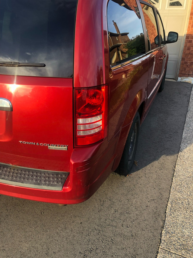 $3000 -2009 Chrysler town and country touring in Cars & Trucks in Mississauga / Peel Region - Image 3