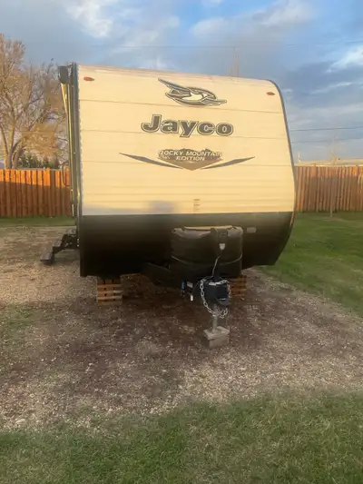 Well maintained and ready to go Nice clean unit has rarely been used Queen bed, A/C Propane/electric...