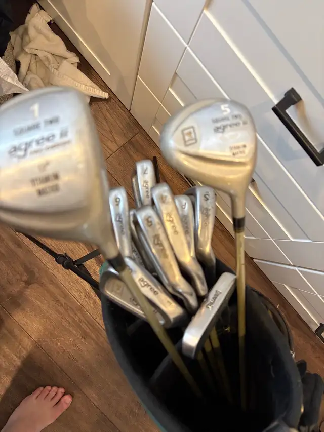 women’s full set of right golf clubs and mizuno stand bag in Golf in Guelph - Image 6