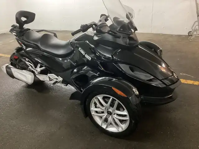 2014 Can-Am Spider RS in Sport Touring in Québec City - Image 2