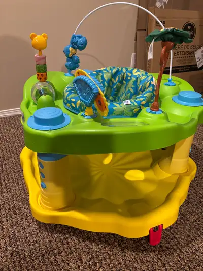 Keep your little one entertained and active with this Evenflo Exersaucer! This used exersaucer featu...