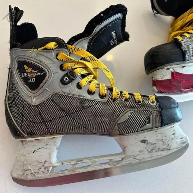 CCM Hockey Skates (Senior Size 8.5) in Hockey in Barrie - Image 3