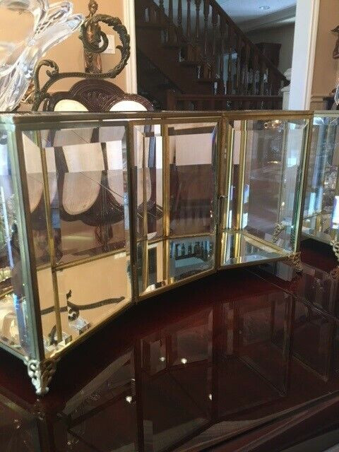 A PAIR OF EXQUISITE ANITIQUE DISPLAY CASES in Arts & Collectibles in Mississauga / Peel Region - Image 3