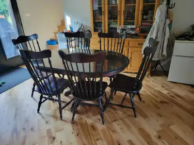 Table en bois massif Vient avec 6 chaises une rallonge et une vitre lorsqu’elle est agrandie Vendu e...