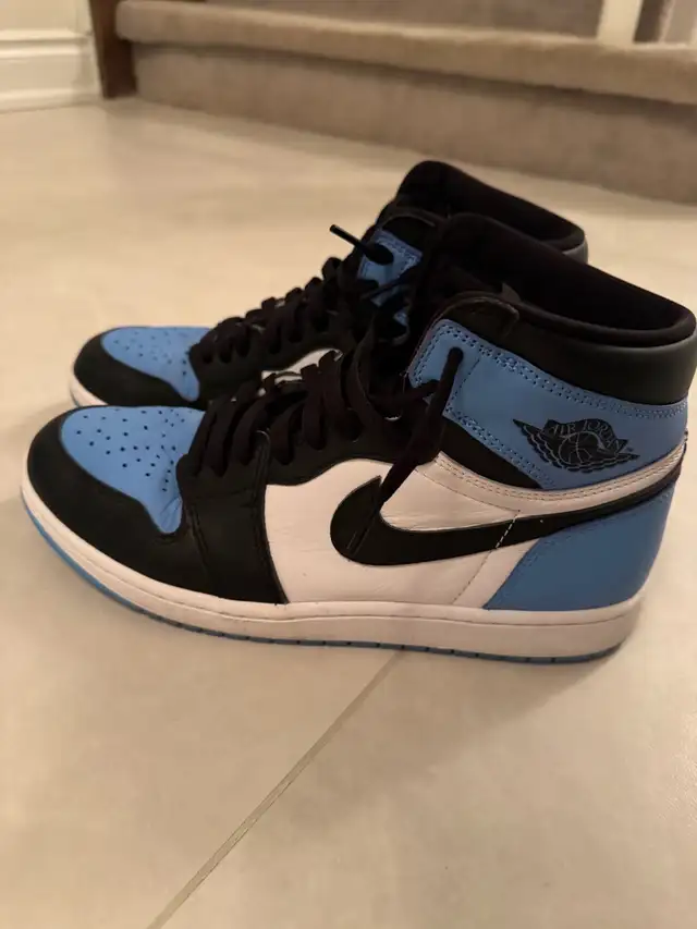 Air Jordan 1 size 10.5 UNC Toe MINT EXCELLENT CONDITION in Men's Shoes in Hamilton - Image 2