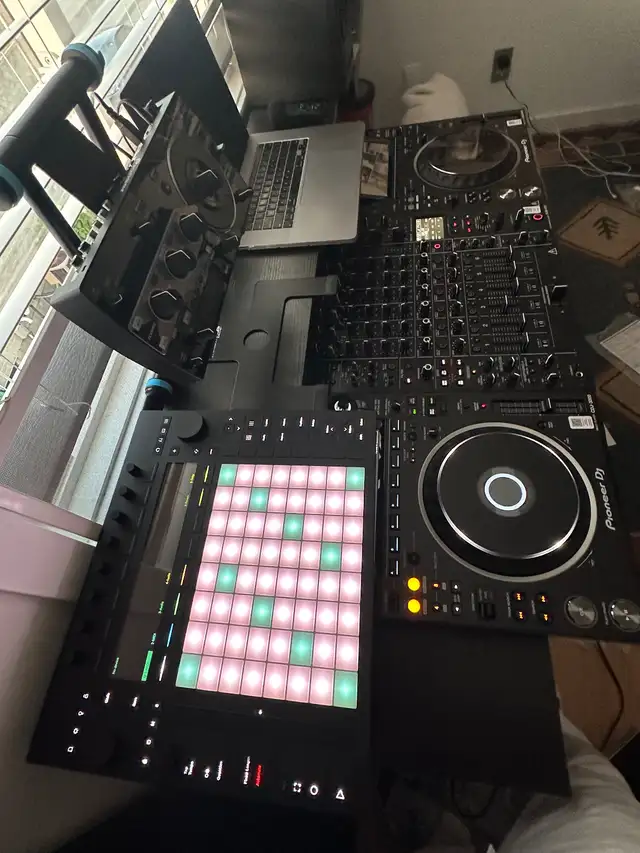 Pioneer CDJ-3000 Professional DJ Multi-Player - Like New in Performance & DJ Equipment in City of Toronto - Image 3