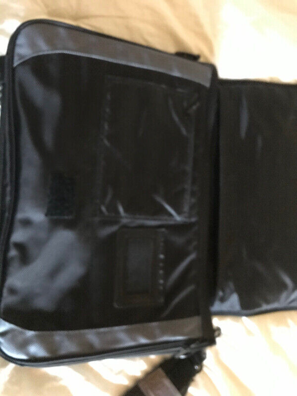 Briefcase Computer  Bag Like Brand New in Laptop Accessories in Vernon - Image 2
