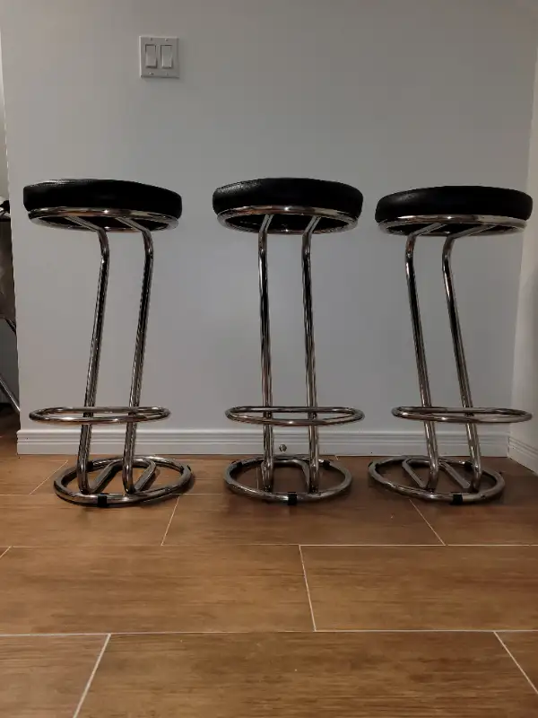 VINTAGE MCM/ART DECO BAUHAUS BLACK LEATHER CHROME BAR STOOLS in Chairs & Recliners in City of Toronto - Image 4