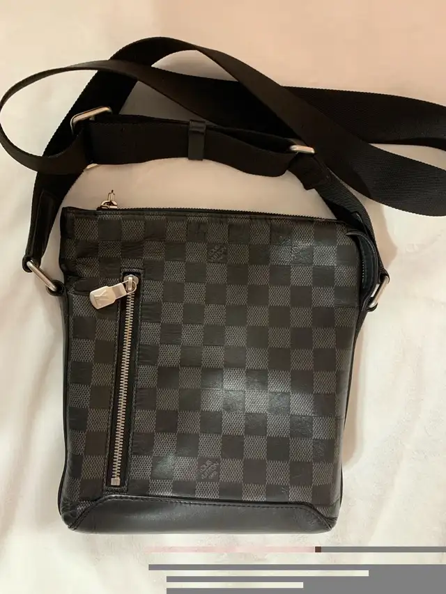 Louis Vuitton discovery bb messenger in Other in City of Toronto - Image 7