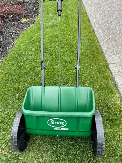 Scott’s drop spreader very good condition