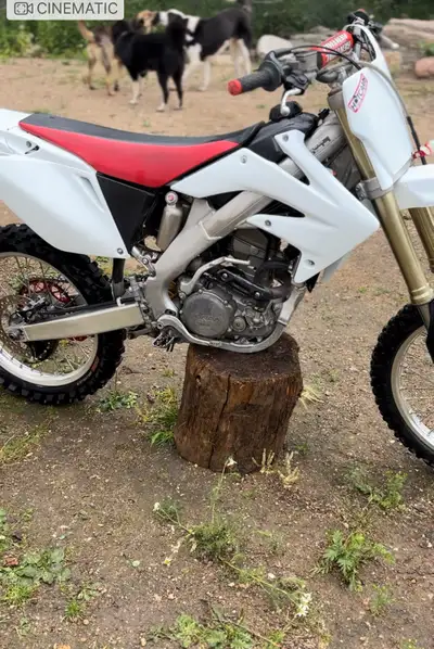This is my 2006CRF250r This bike has a brand new bottom end, top end, head and valves all done has a...