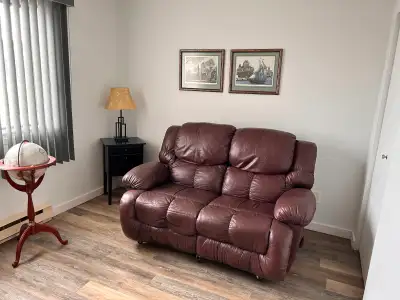 Couleur bourgogne, sur roulette, donc facile à déplacer
