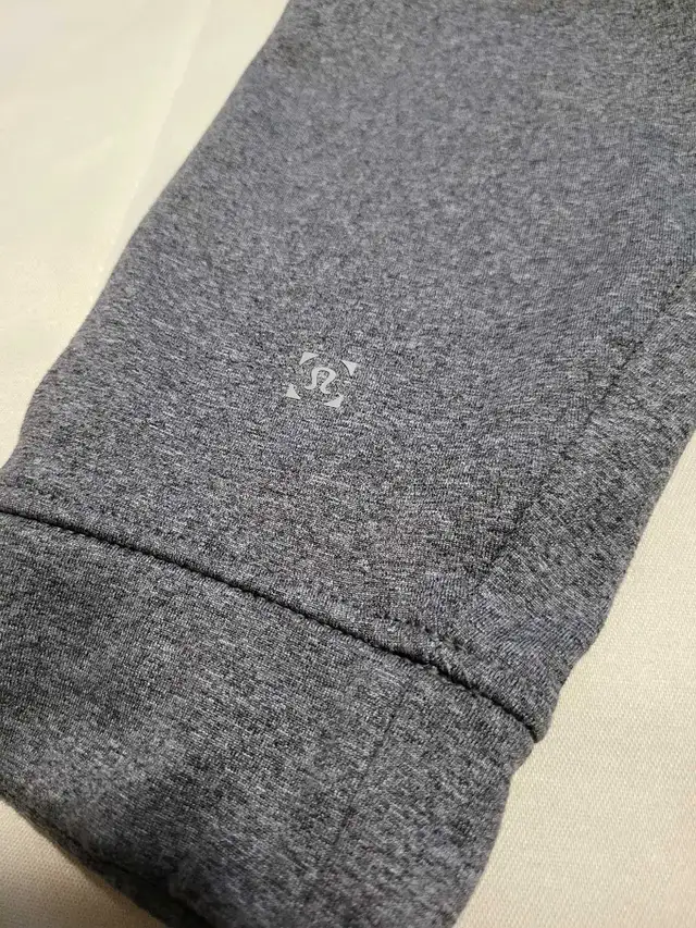 Lululemon Hoodie in Men's in Mississauga / Peel Region - Image 4