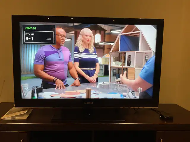 Samsung 46" LCD TV with Roku3 & Antenna in TVs in Laval / North Shore - Image 3