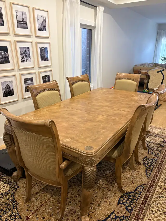 Antique wood table and chairs in Dining Tables & Sets in City of Toronto - Image 3