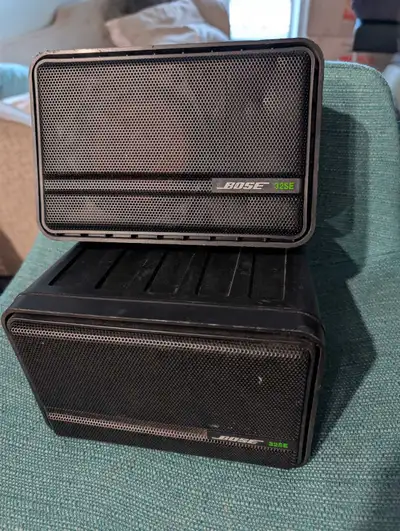 These are a pair of used Bose 32SE speakers that deliver quality sound in a compact design, perfect...