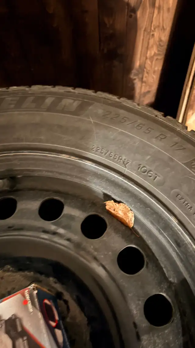 pneus d’hiver 225/65R17 avec jantes in Tires & Rims in Lac-Saint-Jean - Image 2
