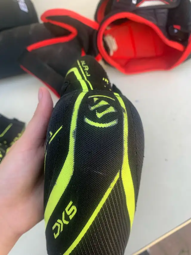 hockey elbow pads in Hockey in Edmonton - Image 6