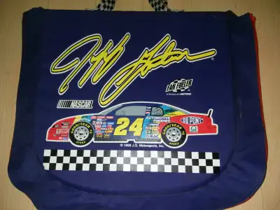 Vintage from 1998. NASCAR collectible. Bright colorful print. Zipper works fine. Nice condition. Pic...
