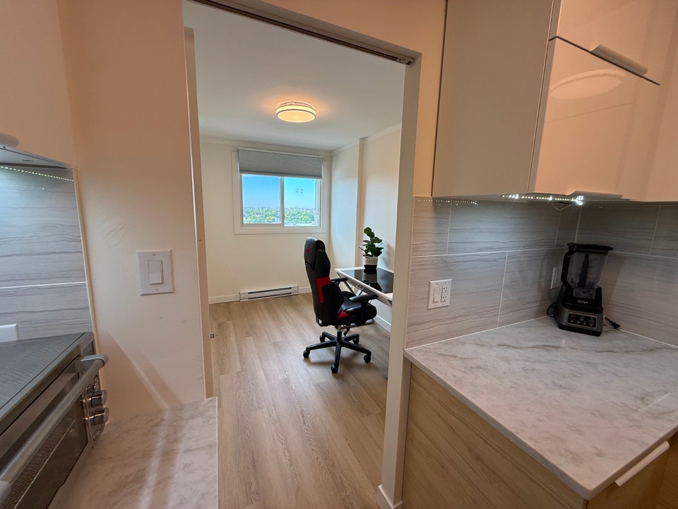 FORT RICHMOND: TOP FLOOR PENTHOUSE WITH 2 BED, 1 BATH + OFFICE 5