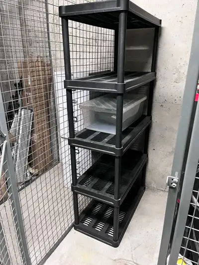 Étagère 71x36x18, fait au Canada, chaque tablette peu supporter 150lbs Plastic shelvingunit 71x36x18...
