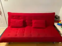 Canapé-lit bien confortable avec deux coussins 