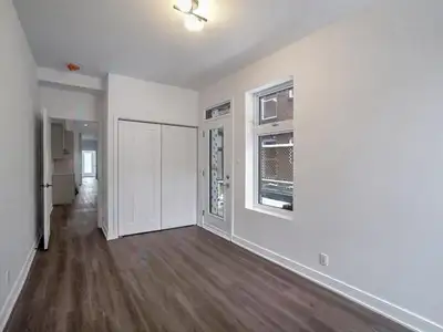 Magnifique logement lumineux et bien entretenu situé sur la rue Christophe-Colomb, dans un secteur r...
