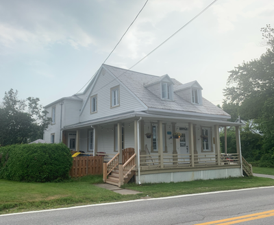 Maison unifamiliale ancestrale offrant beaucoup de cachet, située dans un environnement paisible ave...